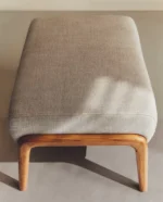 İskeleti dişbudak ağacından yapılmış, dolgulu keten kılıflı ayak uzatma taburesi.