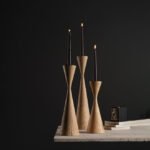 İnce beli ve gövdesindeki oyuk detayıyla bu şamdan, modern ve dikkat çekici bir tasarıma sahip.