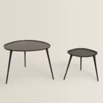 Üç ayaklı, ikili asimetrik naif metal sehpa. Ayakları kolayca monte edilir.