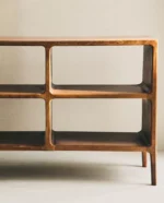 Eşyalarınızı saklamanız için dört alanı bulunan, meşe ağacından yapılmış, bal rengi tamamlayıcı mobilya. Alçak kitaplık veya konsol gibi farklı şekillerde kullanılabilir.