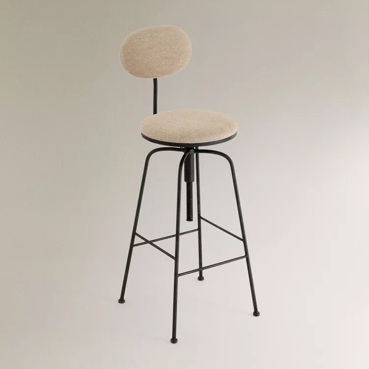 K3-3 evinize şıklık katacak mutfak salon ve dış mekanda rahatlıkla kullanabileceğiniz keten kumaş kaplı fonksiyonel bir tabure,